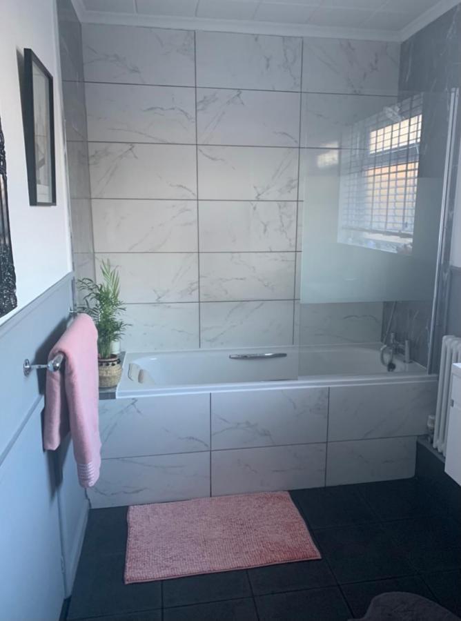 Cosy Rooms In טונטון מראה חיצוני תמונה